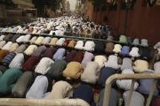 Musulmanes rezan durante el tercer viernes de oración del mes sagrado de ramadán.-EFE