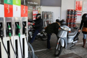 Una gasolinera con varios clientes repostando.-RICARD CUGAT