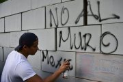 Pintadas sobre un muro hecho con cajas de cartón en contra del muro, en México .-AFP / RONALDO SCHEMIDT