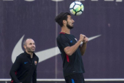 André Gomes junto a Iniesta en un entrenamiento del Barça.-JORDI COTRINA