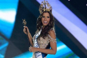 Paulina Vega, coronada Miss Universo.-