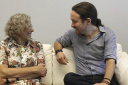 La alcaldesa de Madrid, Manuela Carmena, junto al secretario general de Podemos, Pablo Iglesias.-MARISCAL (EFE)