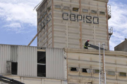 Un bombero trabajando en el tejado de una de las naves de Copiso tras la explosión. / V. GUISANDE-