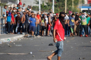 Habitantes de Tecun Uman  Guatemala  se enfrentan con migrantes hondurenos.-EFE