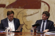 Oriol Junqueras y Carles Puigdemont, en una reunión del Consell Executiu.-ALBERT BERTRAN