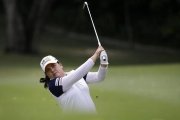 La golfista surcoreana Park In-bee, en acción en Singapur.-AP / WONG MAYE-E