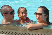 Casper Smart y JLo, con la pequeña Emme Anthony, en Miami, en el verano del 2012.-EL PERIÓDICO
