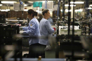 Dos trabajadoras durante su jornada laboral en la cadena de montaje de una empresa española.-JOSEP GARCÍA (EL PERIÓDICO)