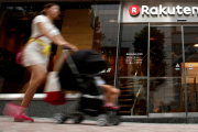 Una mujer pasa ante un establecimiento en Rakuten, en Tokio.-YUYA SHINO (REUTERS)