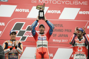 El podio del GP de Japón: Dovizioso, Márquez y Petrucci.-EFE