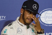 Lewis Hamilton, tras ganar la pole position de Bahrein.-