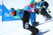 Lucas Eguibar, detrás del holandés Glenn de Bois, en una de las bajadas del snowboardcros de La Molina de Copa del Mundo, este sábado.-EFE / ENRIC FONTCUBERTA