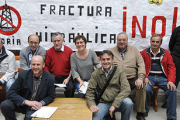 Representantes de algunos de los ayuntamientos firmantes en la tarde de ayer. / VALENTÍN GUISANDE-