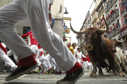 Toros de la ganadería de Miura persiguiendo a los mozos durante el último encierro del 2016-JESÚS DIGES (EFE)