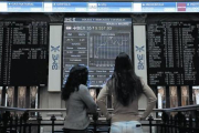 Interior de la Bolsa de Madrid, con la información sobre la evolución del Ibex 35, el pasado 5 de marzo.-EFE / JUAN CARLOS HIDALGO