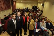 Barcones rodeada de alcaldes y secretarios instantes antes de explicarles los detalles de las actividades que pueden realizar con la cuantía asignada.-L.A.T.