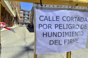 La calle Albar Salvadores ayer cortada al tráfico. / ÁLVARO MARTÍNEZ-