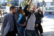 Garganté levanta el puño, tras salir de los juzgados, el pasado 1 de diciembre.-ACN / POL SOLA