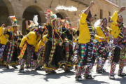 Las calles centrales y la plaza Mayor de Soria albergaron un largo desfile con danzas y vestimentas tradicionales llenas de ritmo y vistoso colorido . / PEDRO CALAVIA-