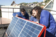 Instalación de un panel solar en una vivienda.-/ ARCHIVO / JOAN PUIG