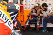 Marc Márquez dialoga con su técnico Santi Hernández, en Misano.-Foto: REPSOL HONDA MEDIA