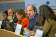 Herrera durante su intervención. A su derecha, María de Diego.-ICAL
