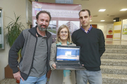 Raúl Marticorena, María Consuelo Saiz y Álvar Arnaiz muestran la aplicación en las instalaciones de la Universidad de Burgos. EL MUNDO