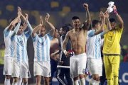 La selección argentina celebra su pase a la final de Copa América después de derrotar a Paraguay.-Foto:   REUTERS / ANDRES STAPFF