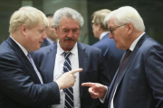 Johnson (izquierda) conversa con Steinmeier (derecha) en presencia del luxemburgués Asselborn, al inicio de la reunión del Consejo de Asuntos Exteriores de la UE, este lunes, en Bruselas.-EFE / OLIVIER HOSLET