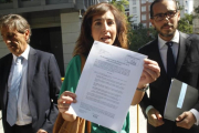Ilena Izverniceanu, portavoz de la OCU, junto a Felipe Izquierdo y Eliseo Martínez, abogados.-CHEMA BARROSO