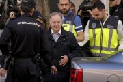 Miguel Bernard, presidente del sindicato Manos Limpias, sale de la sede acompañado de la policí­a.  /-JOSÉ LUIS ROCA