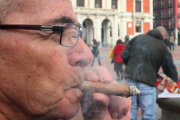 Varios ciudadanos fuman en la calle ante la prohibición de la Ley Antitabaco. / ÚRSULA SIERRA-