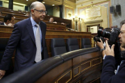 El ministro de Hacienda, Cristóbal Montoro, a su llegada al Congreso, este miércoles.-Foto: EFE / CHEMA MOYA