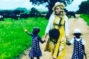 Madona y sus dos gemelas adoptadas.-