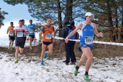 Raúl Martínez Antón fue el mejor en el Cross San Antón de Los Llamosos que ayer se celebró en la localidad soriana con la nieve como protagonista.-Luis Ángel Tejedor