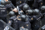Violenta actuación policial en el colegio Ramon Llull.-FERRAN NADEU
