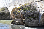Estado del puente de Andaluz en la reciente visita de un representante del Procurador del Común.-VALENTÍN GUISANDE
