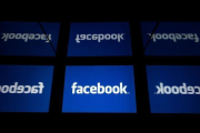 El logo de Facebook en un evento en París.-