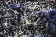 Dos agentes buscan entre los restos del vuelo MH17 de Malaysia Airlines, el pasado 20 de julio en Donetsk (Ucrania).-AFP