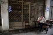 Un hombre bebé un café en Atenas.-Foto:   Yorgos Karahalis / AP / YORGOS KARAHALIS