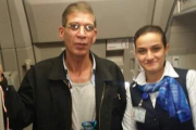Naira Atef con el secuestrador del avión de EgyptAir, el pasado martes.-FACEBOOK / MOHAMED AHMED ELKING