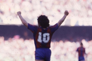Maradona, en su debut con el Barça.-