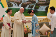 El papa Francisco con la dirigente birmana y Premio Nobel de la Paz, Aung San Suu Kyi.-AFP