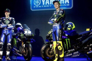 Maverick Viñales y Valentino Rossi, en la presentación del equipo Yamaha Monster, la semana pasada, en Yakarta.-EFE / ADI WEDA