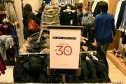 Compradoras ayer en un comercio del centro de la capital aprovechando el Black Friday.-ÁLVARO MARTÍNEZ