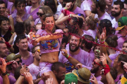 Cientos de pamplonicas celebran el inicio de los Sanfermines.-Foto:  Andres Kudacki / AP