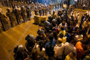 Agentes de la Policía Nacional Bolivariana custodian la sede de los servicios de inteligencia, en Caracas.-Foto: EFE / MIGUEL GUTIERREZ