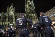 Policías ante la catedral de Colonia.-EFE / MAJA HITIJ