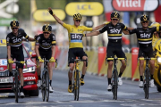 Froome, de amarillo, celebra la victoria en la entrada a la meta en París con todo su equipo.-REUTERS / JEAN-PAUL PELISSIER