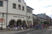 La música de la charanga acompañó a los peñistas durante toda la jornada, llevándoles desde el centro hasta las inmediaciones del campo de fútbol.-HDS
